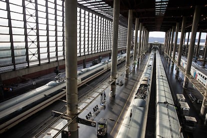 Varios trenes estacionados en la estación Puerta de Atocha, en Madrid, el miércoles.