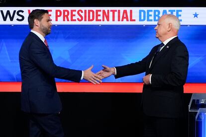 Los candidatos J. D. Vance y Tim Walz se saludan durante el debate celebrado en la CBS, este martes. 