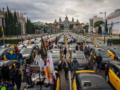 Una multitud de taxista se concentra este jueves en el centro de Barcelona para protestar contra las plataformas Free Now, Uber, Cabify y Bolt.