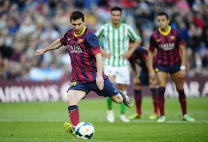 Messi lanza un penalti ante el Betis. 