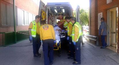 Facultativos del SAMUR trasladan al herido, en las urgencias del hospital Doce de Octubre.