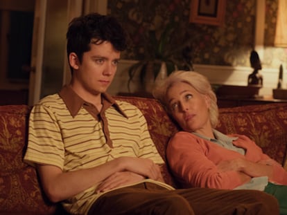 Otis Milburn junto a su madre, la sexóloga y psicóloga Jean Milburn, dos de los protagonistas de la serie de Netflix 'Sex Education'.