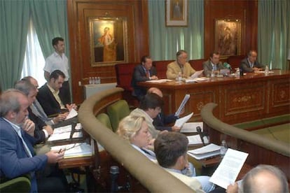 Asistentes al pleno celebrado ayer en el Ayuntamiento de Marbella.