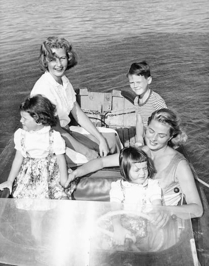 Bergman y su familia disfrutan de un día en un barco al lado de Santa Marinella, Roma, en 1957.