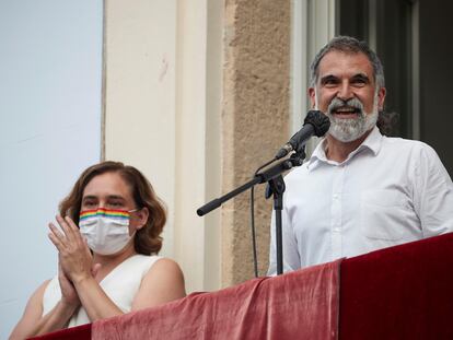 La alcaldesa de Barcelona, Ada Colau, junto al presidente de Òmnium, Jordi Cuixart, durante el pregón de la fiestas de Gràcia.