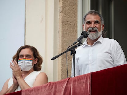 Ada Colau y Jordi Cuixart durante el pregón de la fiestas de Gracia 2021.