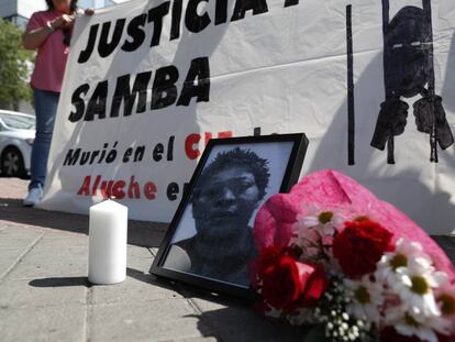 Concentracion en los juzgados de Julian Camarillo por la muerte de Samba Martine en el CIE de Aluche.