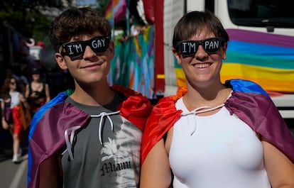 Dos de los asistentes al desfile del Pride, este sábado, en Barcelona