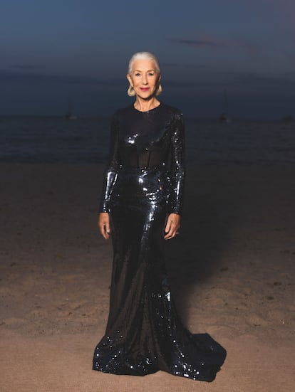 Pelo mojado, lentejuelas negras. Y labios rojos. Una combinación tan arriesgada como impresionante. La actriz, en el evento "Lights On Women's Worth" en Cannes el 24 de mayo de 2024, donde presentó su nuevo proyecto con L'Oréal Paris.
