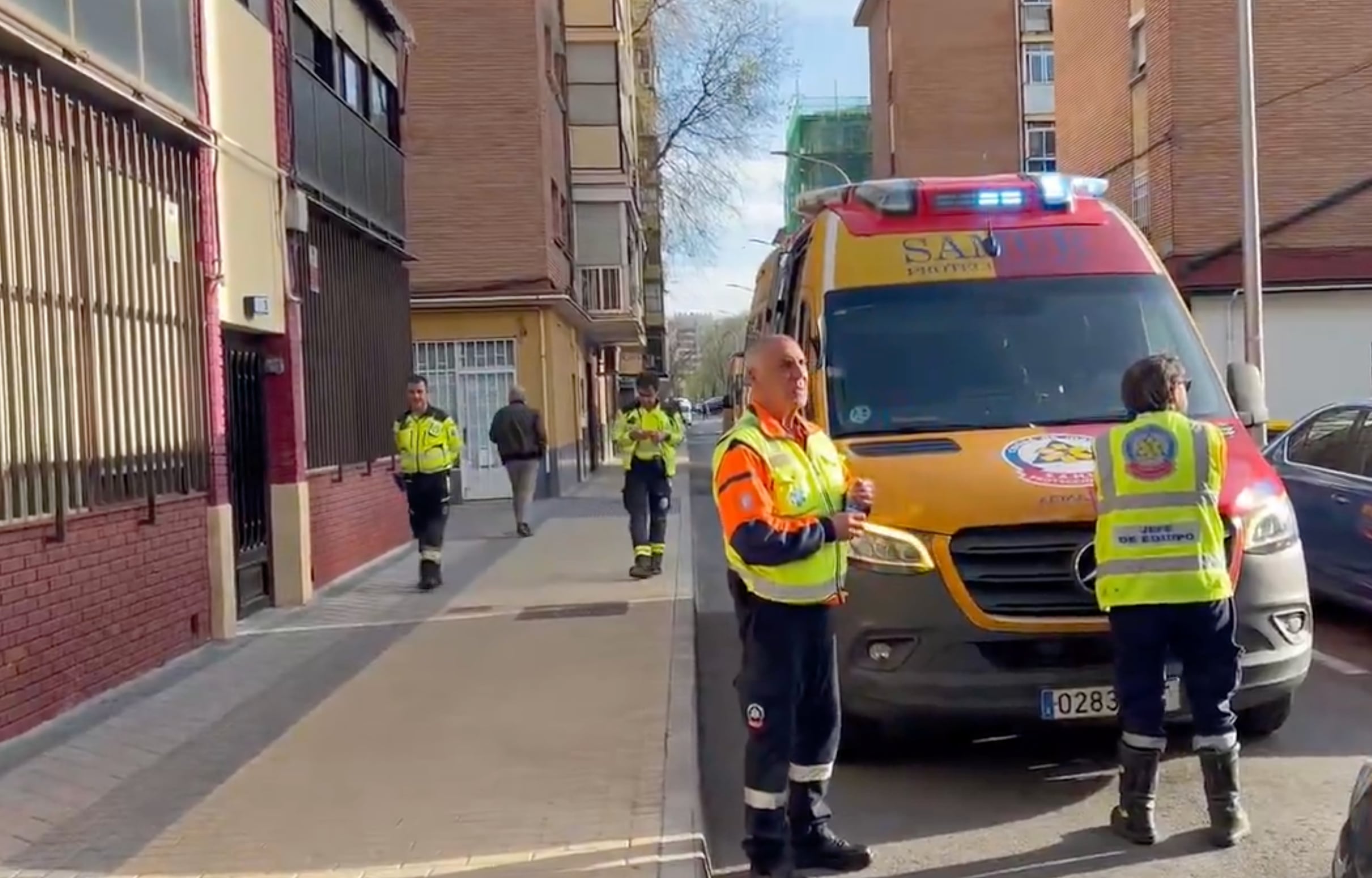El equipo de emergencias de Samur en el lugar donde ha sido apuñalado un menor de 16 años en Villaverde.