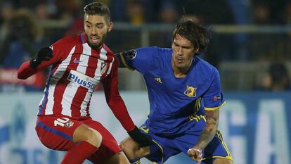 César Navas (derecha) pugna con Carrasco en el partido de Rostov.