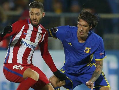 C&eacute;sar Navas (derecha) pugna con Carrasco en el partido de Rostov.