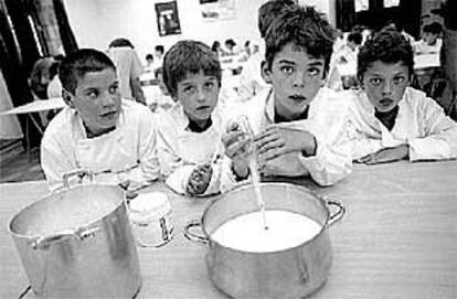 La Semana Gastronómica de Intxaurrondo, en San Sebastián, se abrió ayer y entre medias, los niños asistieron a un taller gastronómico para aprender a preparar la <i>mamia</i> (cuajada).