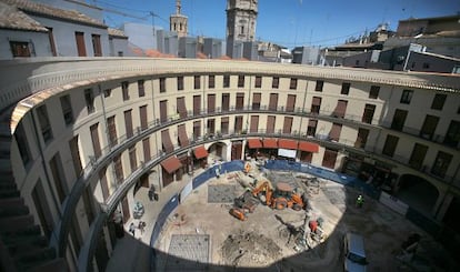 Vista general de la pla&ccedil;a Redona, amb les obres que es fan actualment.