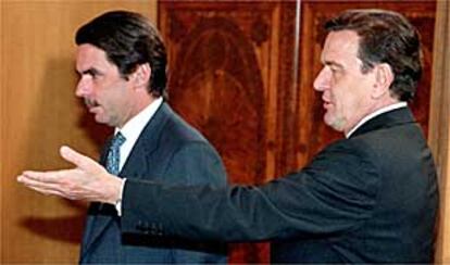 El presidente del Gobierno, José María Aznar, y el canciller alemán, Gerhard Schröder, en una entrevista que mantuvieron en 1998 en Bonn.
