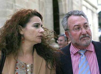 La consejera de Salud, María Jesús Montero, junto al investigador Bernat Soria.