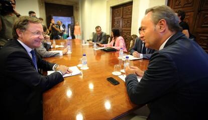 El presidente de la Generalitat, Alberto Fabra, y el consejero de Hacienda, Juan Carlos Moragues, en su reuni&oacute;n de este mi&eacute;rcoles.