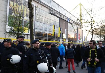 Miembros de la policía patrullan en las afueras del estadio del Borussia de Dortmund después de que el autobús del equipo haya sufrido una explosión.