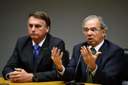 Jair Bolsonaro ao lado de Paulo Guedes durante entrevista coletiva nesta sexta-feira.