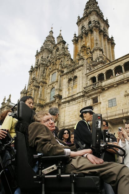 Stephen Hawking en la seva visita a Santiago de Compostel·la per rebre el Premi Fonseca de divulgació científica el 2008.