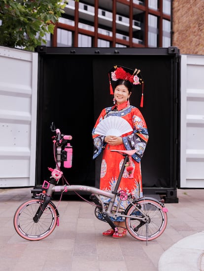 Cherry Tong, enfermera, viajó a Londres entre dos guardias del hospital donde trabaja en Hong Kong. Su vestido y su bici personalizada triunfaron: ganó el primer premio a la vestimenta. Cuenta que con la Brompton ha hecho “muchos amigos”, y que pertenece a un club que organiza salidas.