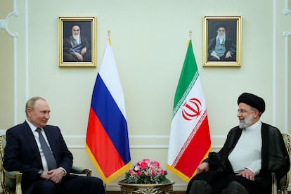 El presidente de Rusia, Vladímir Putin, y su homologo iraní, Ebrahim Raisí, en Teherán, en 2022.