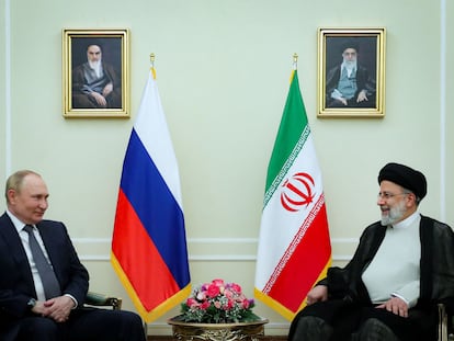 El presidente de Rusia, Vladímir Putin, y su homologo iraní, Ebrahim Raisí, en Teherán, en 2022.