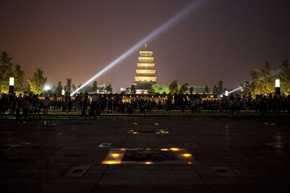 Se trata del segundo caso de confinamiento de una gran ciudad en la pandemia, en este caso de 13 millones de habitantes y conocida por sus guerreros de terracota, tras el cierre de cierre de Wuhan, y cuando falta mes y medio de la inauguración de los Juegos Olímpicos de invierno de Pekín. 