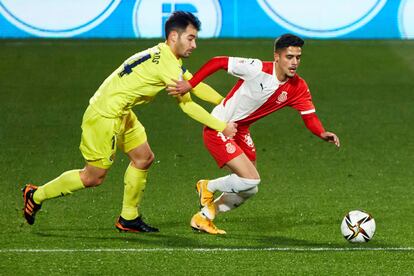 Bueno, del Girona, se escapa de Trigueros durante el duelo contra el Villarreal.