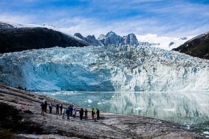 <b><p>Entre glaciares azules</b></p> El parque nacional de las Torres del Paine, uno de los campos de hielo de la Patagonia chilena, es un paraíso de actividades invernales. Aquí es posible deslizarse en kayak entre témpanos azules, practicar senderismo o escalada y realizar rutas a caballo por un paisaje de lagos, cascadas y afilados picachos de granito negro. Es la oferta que los escasos hoteles y albergues que hay dentro del parque —con precios desde 141 euros la noche hasta más de 1.000— incluyen con la estancia. Declarado reserva de la biosfera en 1978, en sus 242.000 hectáreas habitan guanacos, ñandúes, cóndores y pumas. Desde Punta Arenas, junto al estrecho de Magallanes, zarpan los dos barcos de la naviera Australis (el <i>Stella </i>y el <i>Ventus</i>), los únicos que navegan durante la primavera y el verano australes por los laberínticos canales de Tierra del Fuego. Siguen la estela del bergantín <i>Beagle </i>y Charles Darwin hasta el mítico cabo de Hornos y la ciudad argentina de Ushuaia. A partir de 1.440 euros por persona.