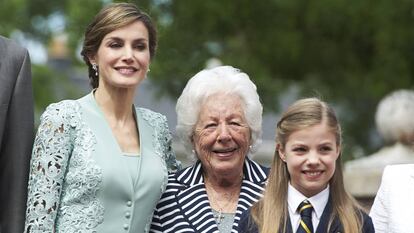 La reina Letizia con su abuela, Menchu Álvarez del Valle, y su hija, la infanta Sofía, el día de su primera comunión.