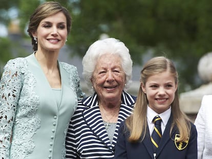 La reina Letizia con su abuela, Menchu Álvarez del Valle, y su hija, la infanta Sofía, el día de su primera comunión.