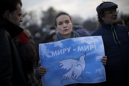 una mujer en una manifestación por la paz en Moscú