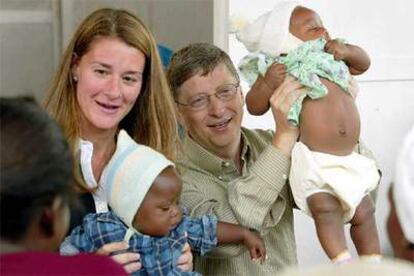 Bill Gates y su esposa Melinda, en una foto de archivo tomada en septiembre de 2003 en Mozambique.