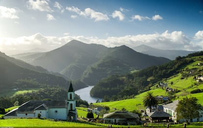 El curso del río Navia deja a sus márgenes tierras feraces y panorámicas como la preciosa vista desde las Serandías.