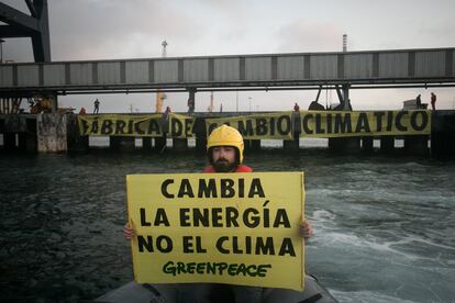 Pancarta desplegada en el muelle de la central de Los Barrios.