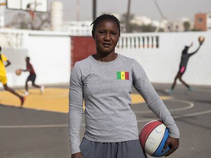 La jugadora de baloncesto Ndèye Sène, en la cancha de baloncesto de la Universidad Cheikh Anta Diop, en Dakar.