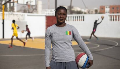La jugadora de baloncesto Ndèye Sène, en la cancha de baloncesto de la Universidad Cheikh Anta Diop, en Dakar.