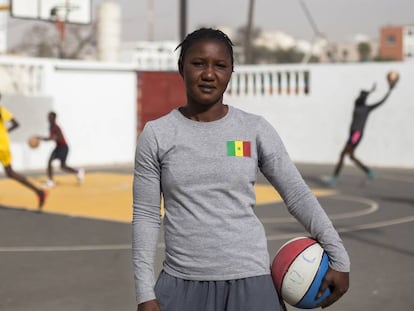 La jugadora de baloncesto Ndèye Sène, en la cancha de baloncesto de la Universidad Cheikh Anta Diop, en Dakar.