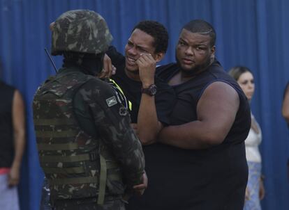 Filho de Evaldo dos Santos Rosa, que tinha 51 anos, chora próximo ao corpo do pai. De acordo com o Comando Militar do Leste, o afastamento imediato dos militares ligados ao episódio se deu pela "inconsistência dos fatos reportados". A família de Evaldo, que além de músico trabalhava como segurança, estava indo para um chá de bebê.