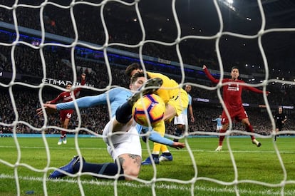 John Stones saca sobre la línea el balón que pudo suponer el primer gol del partido a favor del Liverpool.