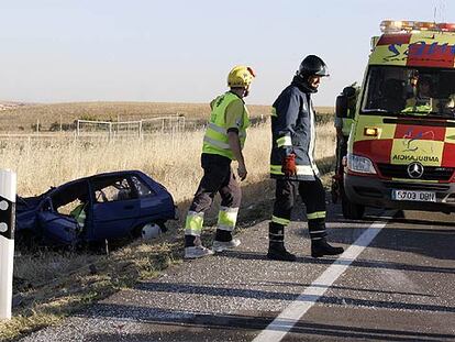 Una ambulancia junto al turismo en el que fallecieron ayer dos personas en Salamanca.