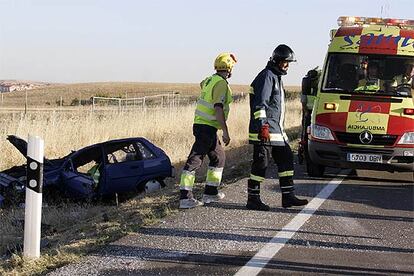 Una ambulancia junto al turismo en el que fallecieron ayer dos personas en Salamanca.