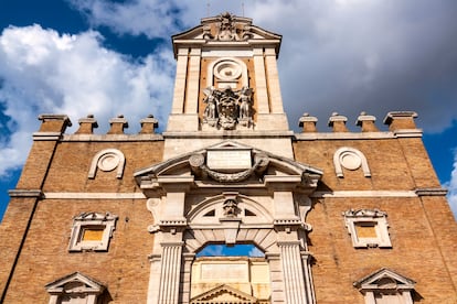 La fachada de la puerta Pía en Roma (Italia).