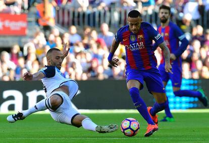 El jugador del barcelona, Neymar, junto al jugador del Deportivo La Coruna, Guilherme dos Santos.