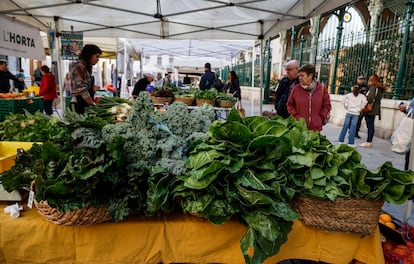 Un puesto de verduras en un puesto del nuevo mercado de la huerta del Pla del Remei, en el Mercado de Colón de Valencia.