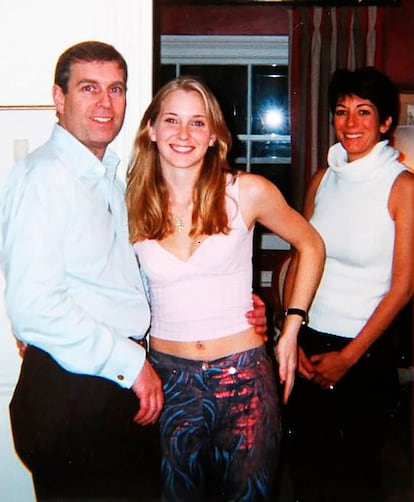 El príncipe Andrés, Virginia Giuffre y Ghislaine Maxwell, en 2001.