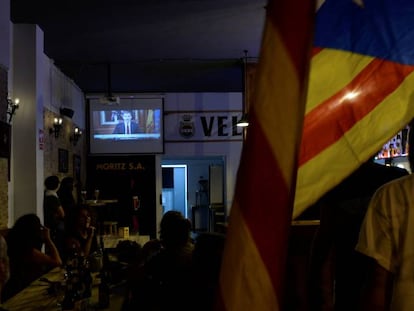 El discurso de Felipe VI emitido el martes por televisión, visto en un local de Barcelona.