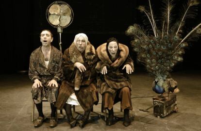 Representación de la obra <i>Nadie lo quiere creer. La patria de los espectros</i>, de la compañía La Zaranda, premio Nacional de Teatro y que participa en el festival de Cádiz.