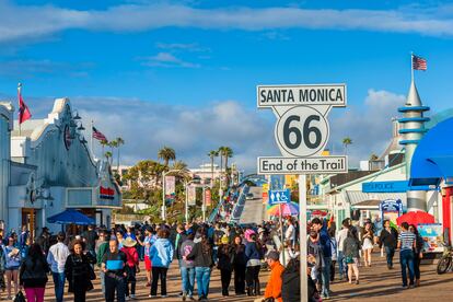 El muelle de Santa Mónica, donde finaliza la mítica Ruta 66 que se extiende desde Chicago hasta Los Ángeles uniendo poblaciones y carreteras secundarias a su paso por ocho Estados.  